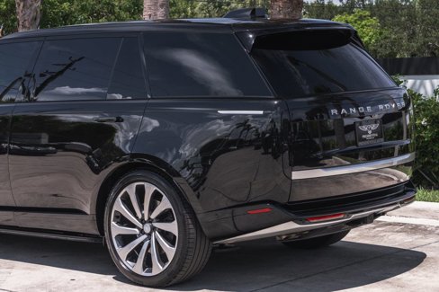 Used 2025 Land Rover Range Rover Long Wheelbase Autobiography image 6