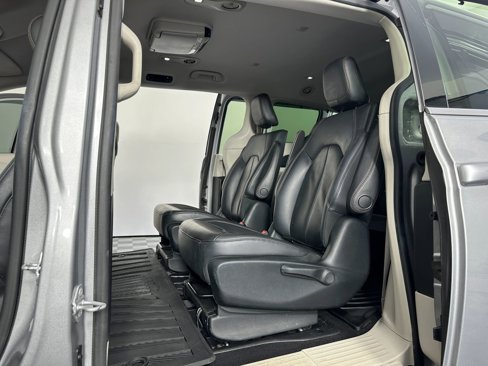 Used 2017 Chrysler Pacifica Premium image 30