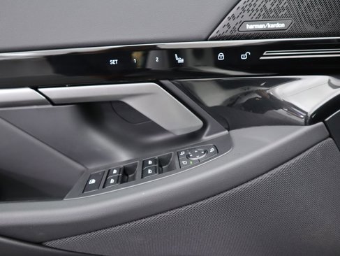 Used 2025 BMW 530i w/ Premium Package image 19