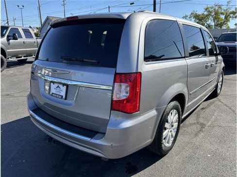 Used 2016 Chrysler Town & Country Touring image 5
