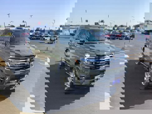 Used 2024 Ford Expedition Limited image 3