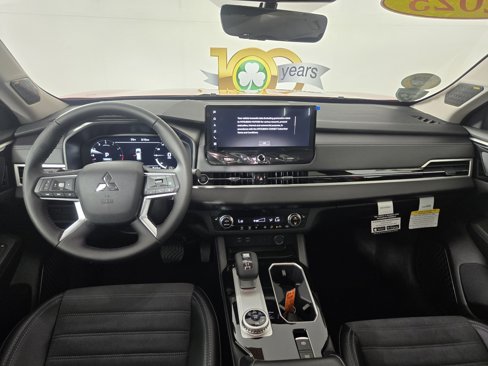 New 2025 Mitsubishi Outlander SE image 13