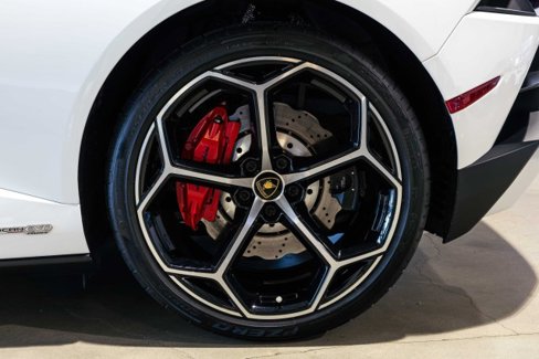 Used 2021 Lamborghini Huracan EVO image 12