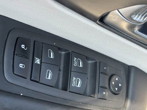 Used 2022 Chrysler Pacifica Touring-L image 25