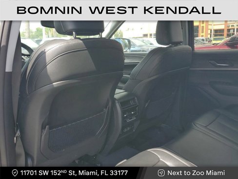 Used 2025 Jeep Grand Cherokee Limited w/ Black Appearance Package image 10