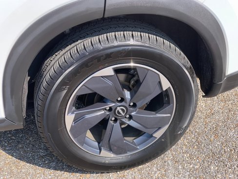 Used 2024 Nissan Rogue SV image 9