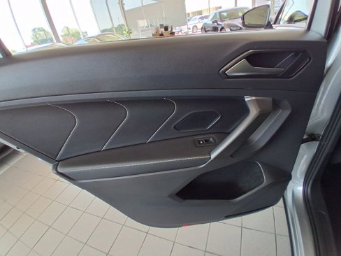 Used 2022 Volkswagen Tiguan SE R-Line image 20