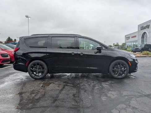 New 2026 Chrysler Pacifica Limited image 2
