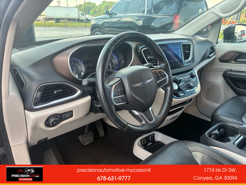 Used 2017 Chrysler Pacifica Touring-L image 10