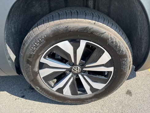 Certified 2025 Volkswagen Atlas SE image 32
