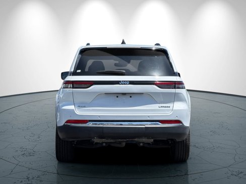 Used 2024 Jeep Grand Cherokee Laredo image 5