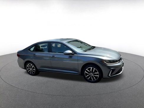 Used 2025 Volkswagen Jetta SE image 2