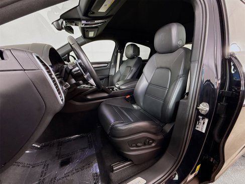 Certified 2022 Porsche Cayenne Platinum Edition image 5