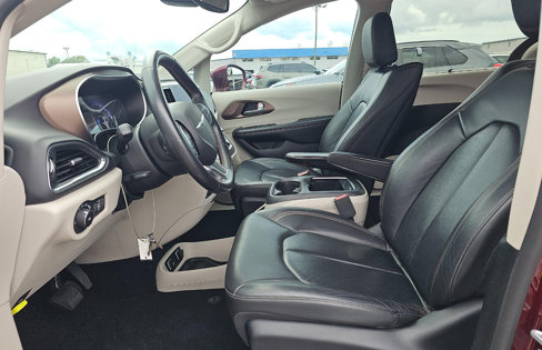 Used 2017 Chrysler Pacifica Touring-L Plus w/ Tire & Wheel Group image 6