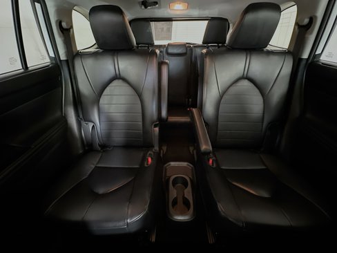 Used 2023 Toyota Highlander XLE image 28