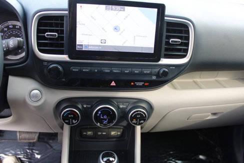 Used 2022 Hyundai Venue Limited image 13