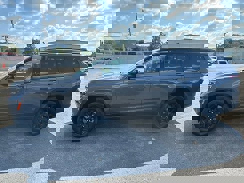 Used 2024 Jeep Grand Cherokee L Laredo image 3
