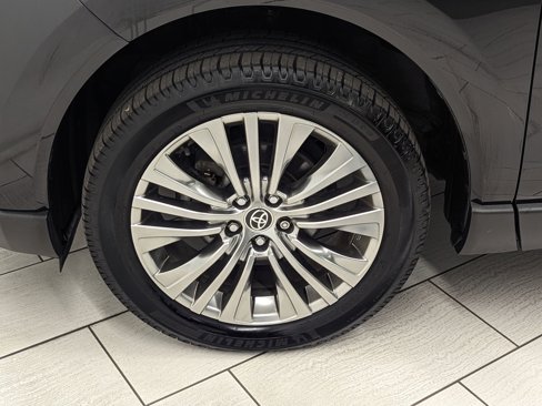Used 2022 Toyota Venza XLE image 9