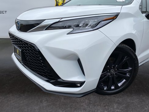 Used 2024 Toyota Sienna XSE image 9