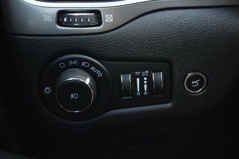 Used 2020 Jeep Cherokee Limited image 16