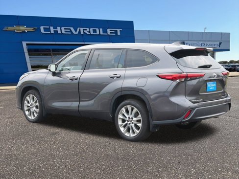 Used 2023 Toyota Highlander Limited image 3