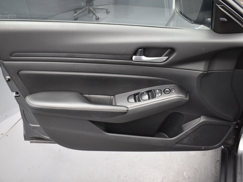 Used 2024 Nissan Altima 2.5 SV image 10