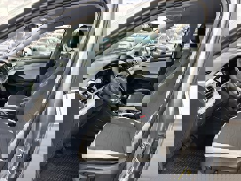 Certified 2025 Volkswagen Taos SE image 18
