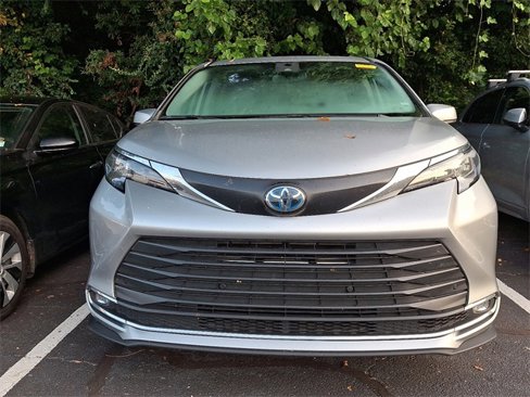 Used 2024 Toyota Sienna XLE image 2