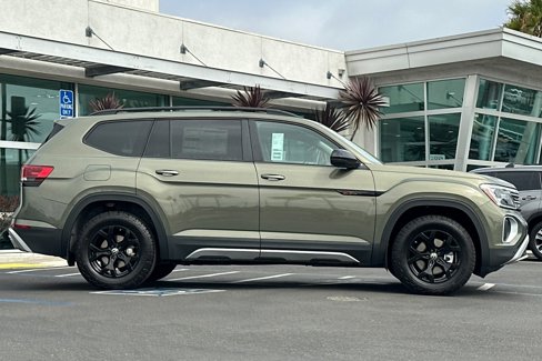 New 2025 Volkswagen Atlas Peak Edition SE image 4