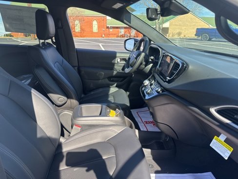 New 2025 Chrysler Voyager LX image 10