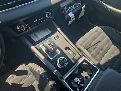 New 2025 Mitsubishi Outlander SE image 29