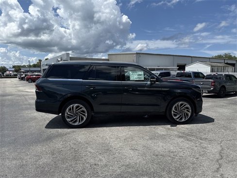 New 2025 Lincoln Navigator Reserve image 3