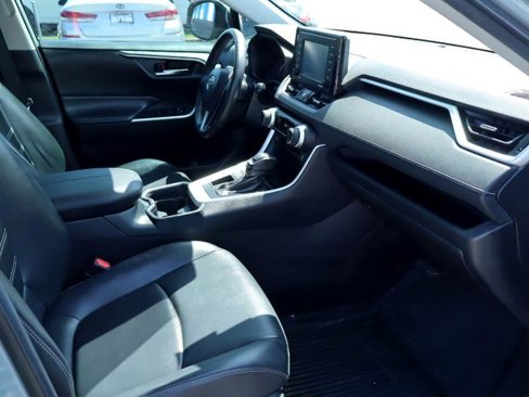 Used 2020 Toyota RAV4 XLE Premium image 12