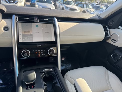 Used 2025 Land Rover Discovery S image 9