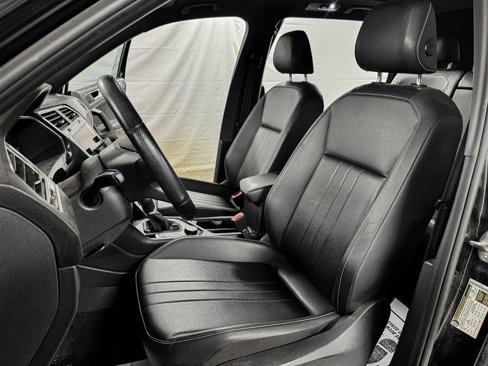 Used 2023 Volkswagen Tiguan SE R-Line image 9