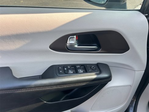 Used 2019 Chrysler Pacifica Touring image 11