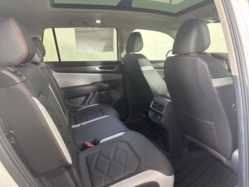 New 2025 Volkswagen Atlas Peak Edition SE image 5