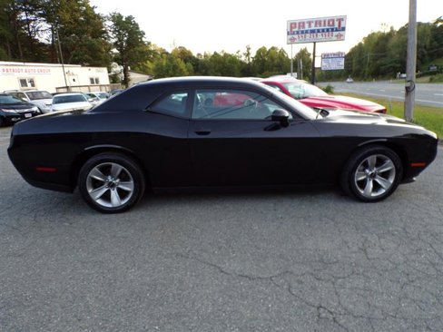 Used 2016 Dodge Challenger SXT image 12