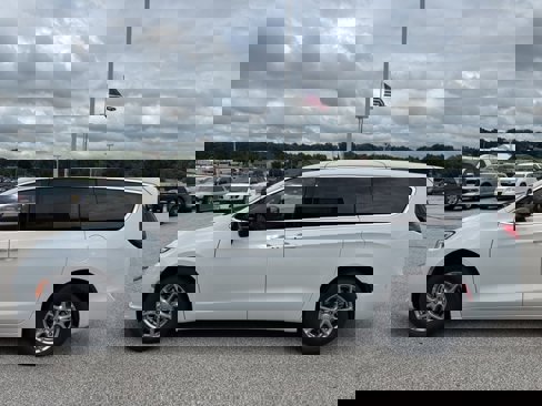 New 2025 Chrysler Pacifica Select image 5