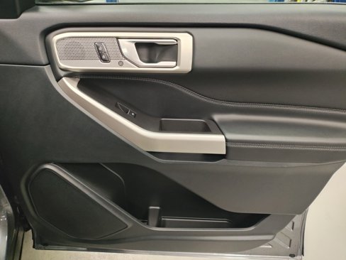 Used 2023 Ford Explorer XLT w/ Equipment Group 202A image 9
