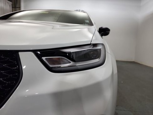 Used 2025 Chrysler Pacifica Limited image 41