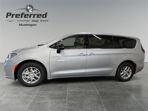 New 2026 Chrysler Pacifica Select image 2