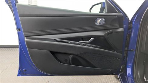 Used 2025 Hyundai Elantra Limited image 13