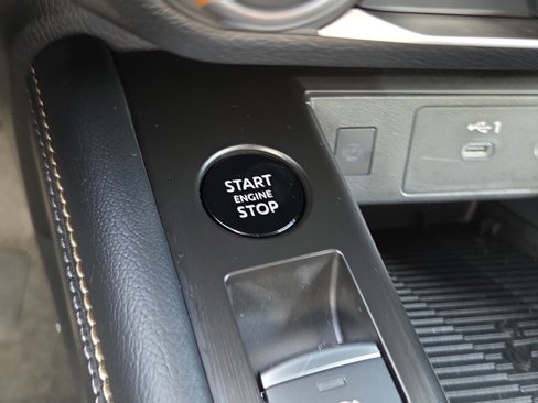 Used 2025 Nissan Kicks SV image 10