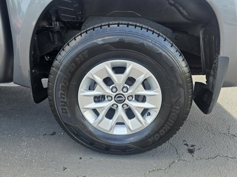 Used 2024 Nissan Frontier SV image 11