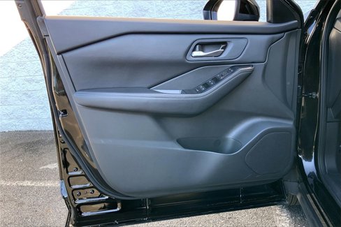 Certified 2025 Nissan Rogue SV image 26
