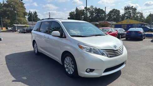 Used 2015 Toyota Sienna XLE Premium image 3