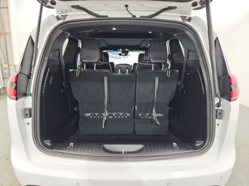 Used 2025 Chrysler Pacifica Limited image 9