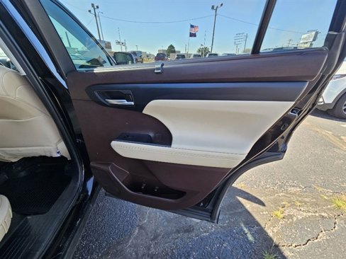 Used 2021 Toyota Highlander XLE image 16
