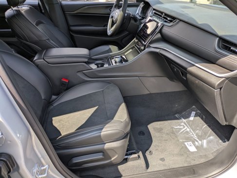 New 2025 Jeep Grand Cherokee L Laredo image 29